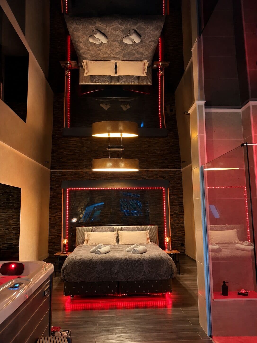 Le lit et son reflet dans le plafond miroir